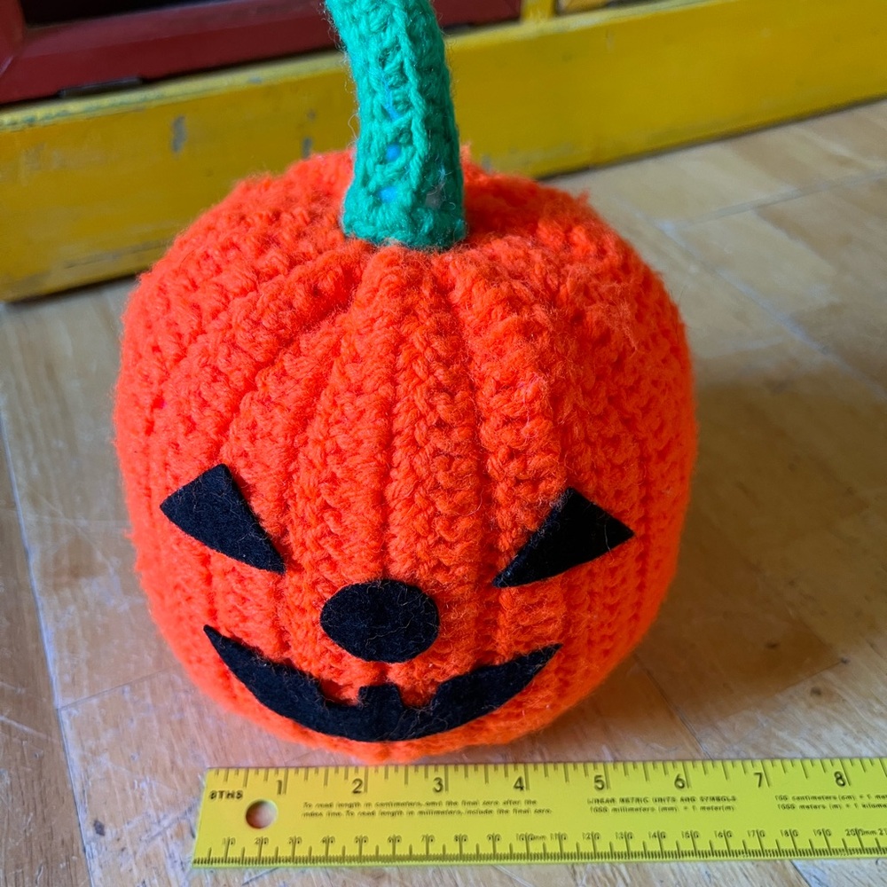 Vintage Crochet pumpkin with felt face - Picture 3 of 7